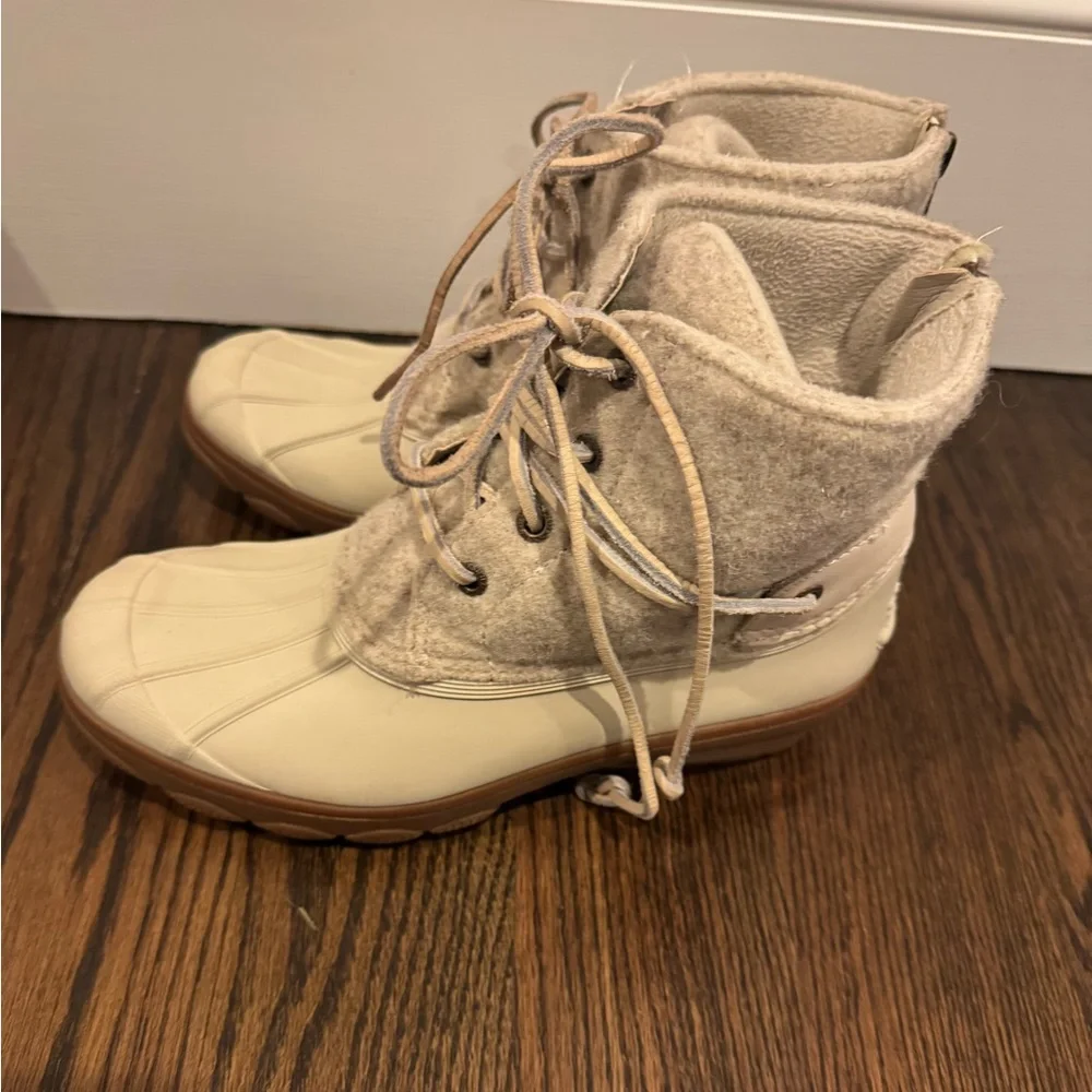 Sperry boots size 6